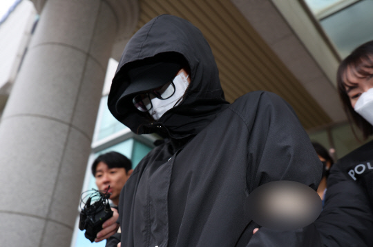 2012년과 2015년에 두 아들을 낳자마자 잇따라 살해한 엄마 A(36)씨가 16일 인천시 미추홀구 미추홀경찰서에서 나와 검찰로 송치되고 있다.   [연합뉴스]